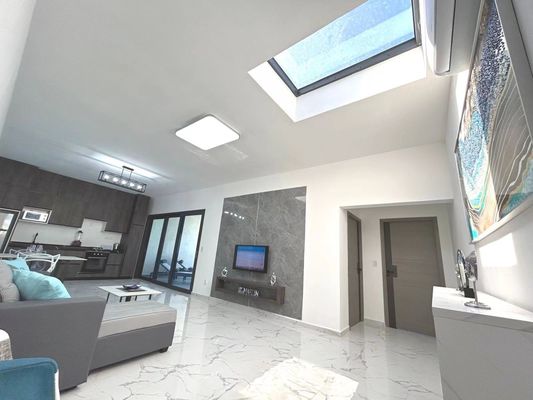 モダンなスタイル アルミ合金プロフィールのためのスムーズな完成バルコニー屋根の窓のスライライト