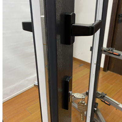 モダンデザインスタイル アルミ製のビラ用 UPVC ドアスイング