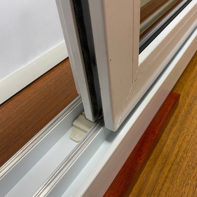 外側が黒 白内側がPVC スライドウィンドウ