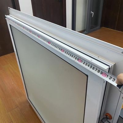 木色のアルミフレーム ガラスコーナーウィンドウ 防風機能とガラスデザイン