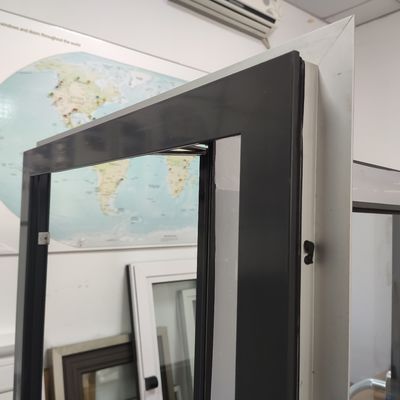 強い台風に対してバルコニーを密封するための近代的なデザインのアルミ合金カーセメント窓