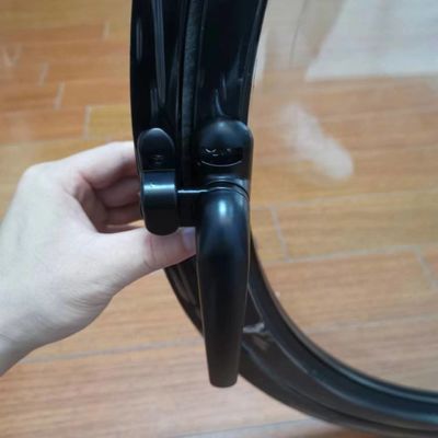 丸いガラス窓と月窓の影とファイバーグラススクリーン網材