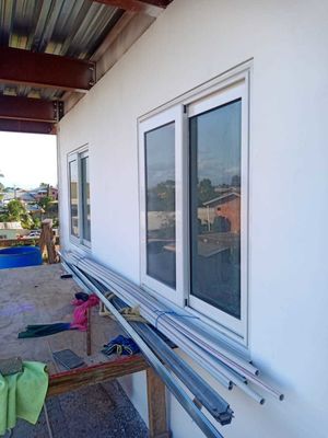 エネルギーを節約するダブルテンパーガラス UPVC PVC スライディングウィンドウ パティオのためのビニールガラスウィンドウ